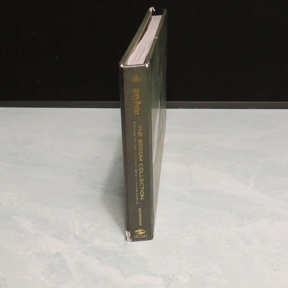 Harry Potter: The Broom Collection: & Other Artifacts from the Wizarding World - Picture 3 of 4